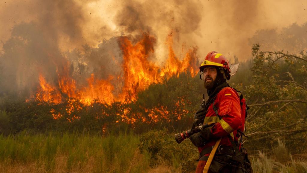 Un efectivo de la UME combate un incendio forestal Ourense