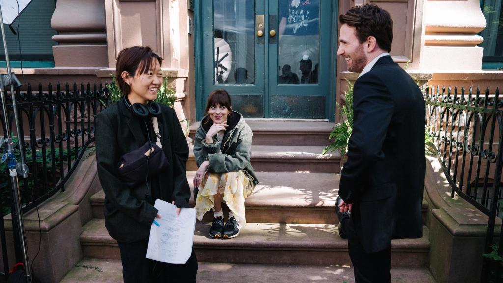 Celine Song (izquierda) durante el rodaje de 'Materialistas' junto a los actores Dakota Johnson y Chris Evans. Foto: Sony Pictures