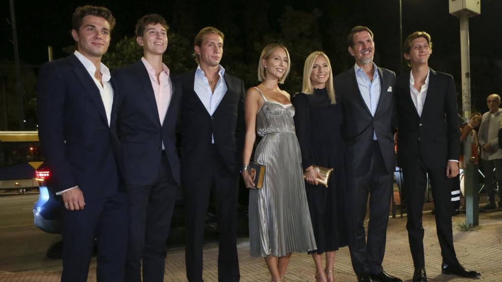 Pablo de Grecia y Marie Chantal, con sus cinco hijos (Olympia, Constantino, Achileas, Odiseo y Arístides)en la preboda de la princesa Theodora de Grecia y Matthew Kumar en Atenas, el 27 de septiembre de 2024.