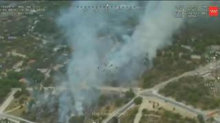 Un incendio en Torrelodones obliga a desalojar viviendas de una urbanización mientras el de Tres Cantos no está extinto