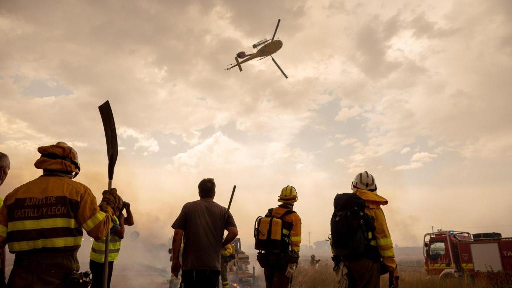 Imagen de archivo de los bomberos luchando contra otro fuego en Salamanca