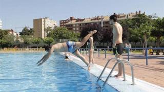 Un joven tirándose a la piscina en Zaragoza.