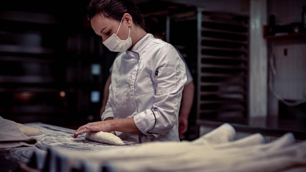 Ana Bernardos elaborando pan en su pastelería.