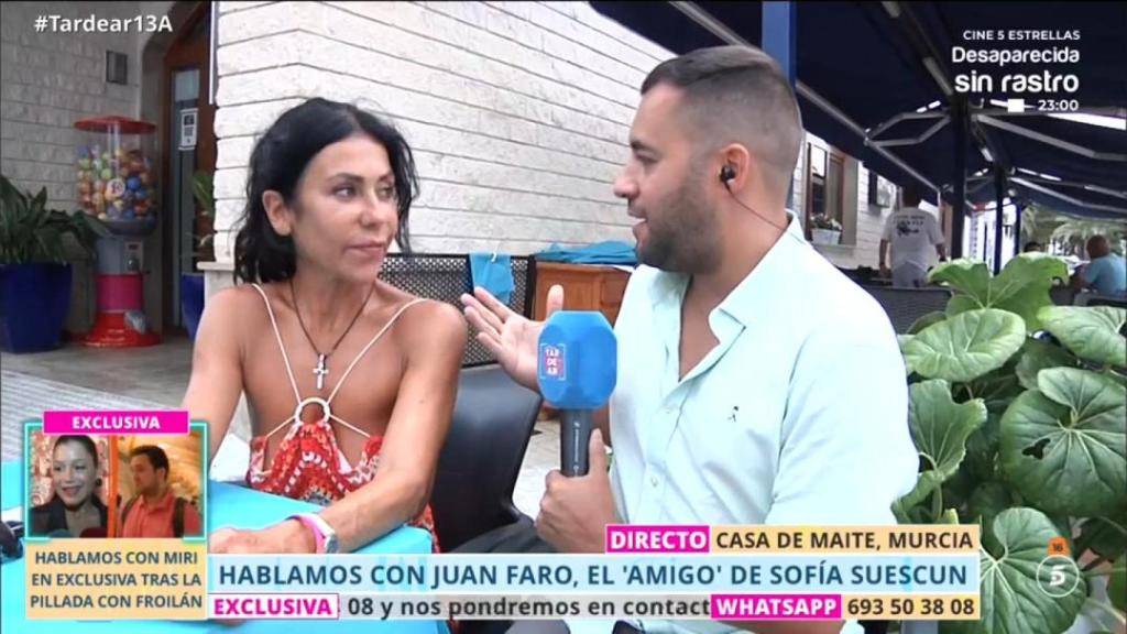 Maite Galdeano conversa con un reportero de 'Tardear'