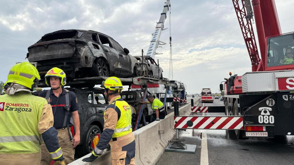 Bomberos de Zaragoza retiran los vehículos calcinados de la A-2.