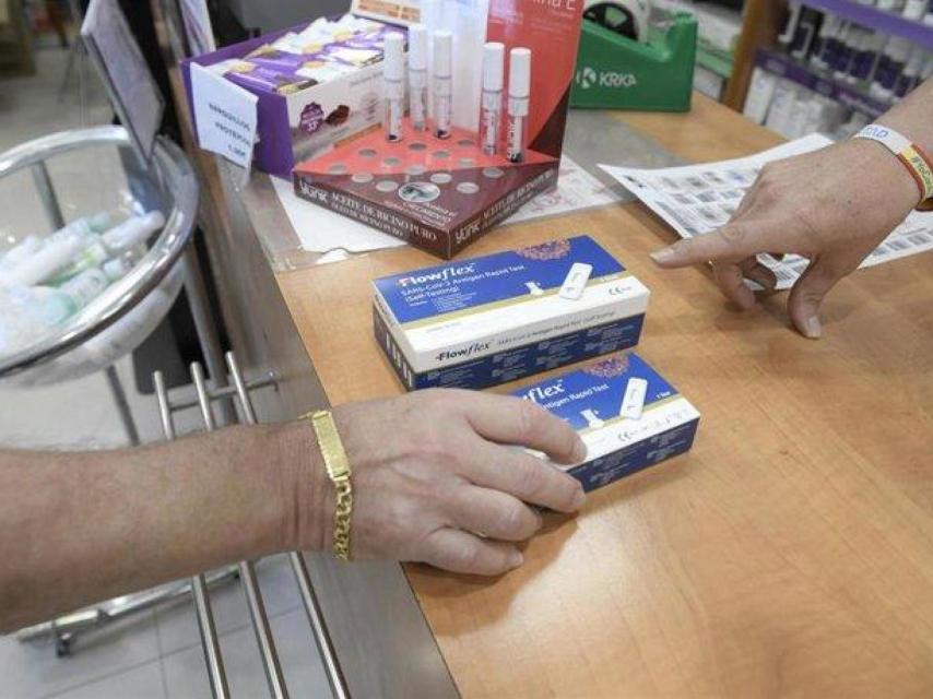 Un farmacéutico enseña un test de antígenos de detección de la Covid-19.