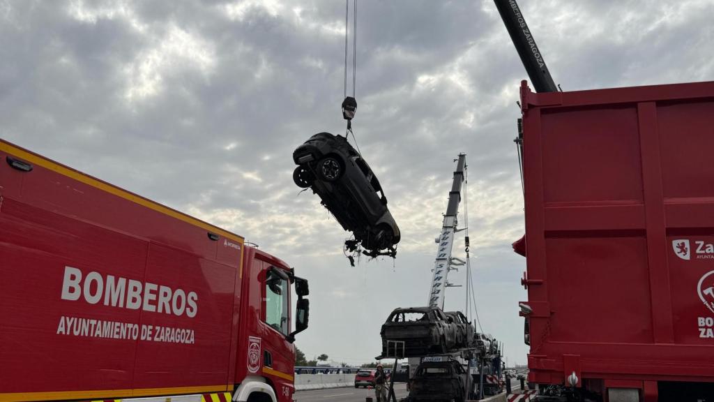 Bomberos de Zaragoza retiran los vehículos calcinados de la A-2.
