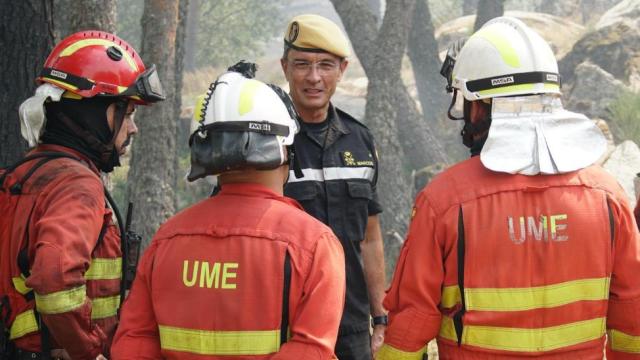 El general jefe de la UME, Francisco Javier Marcos, este miércoles en el incendio de Chandrexa de Queixa (Ourense).