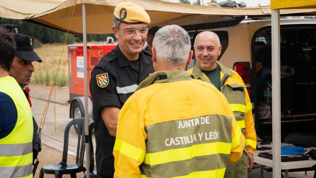 El general Marcos saluda a varios trabajadores en el Puesto de Mando Avanzado de La Bañeza (León).