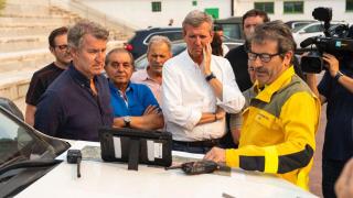 El líder del PP, Alberto Núñez Feijóo, visita junto al presidente gallego, Alfonso Rueda, el puesto de mando avanzado de Chandrexa de Queixa (Ourense).