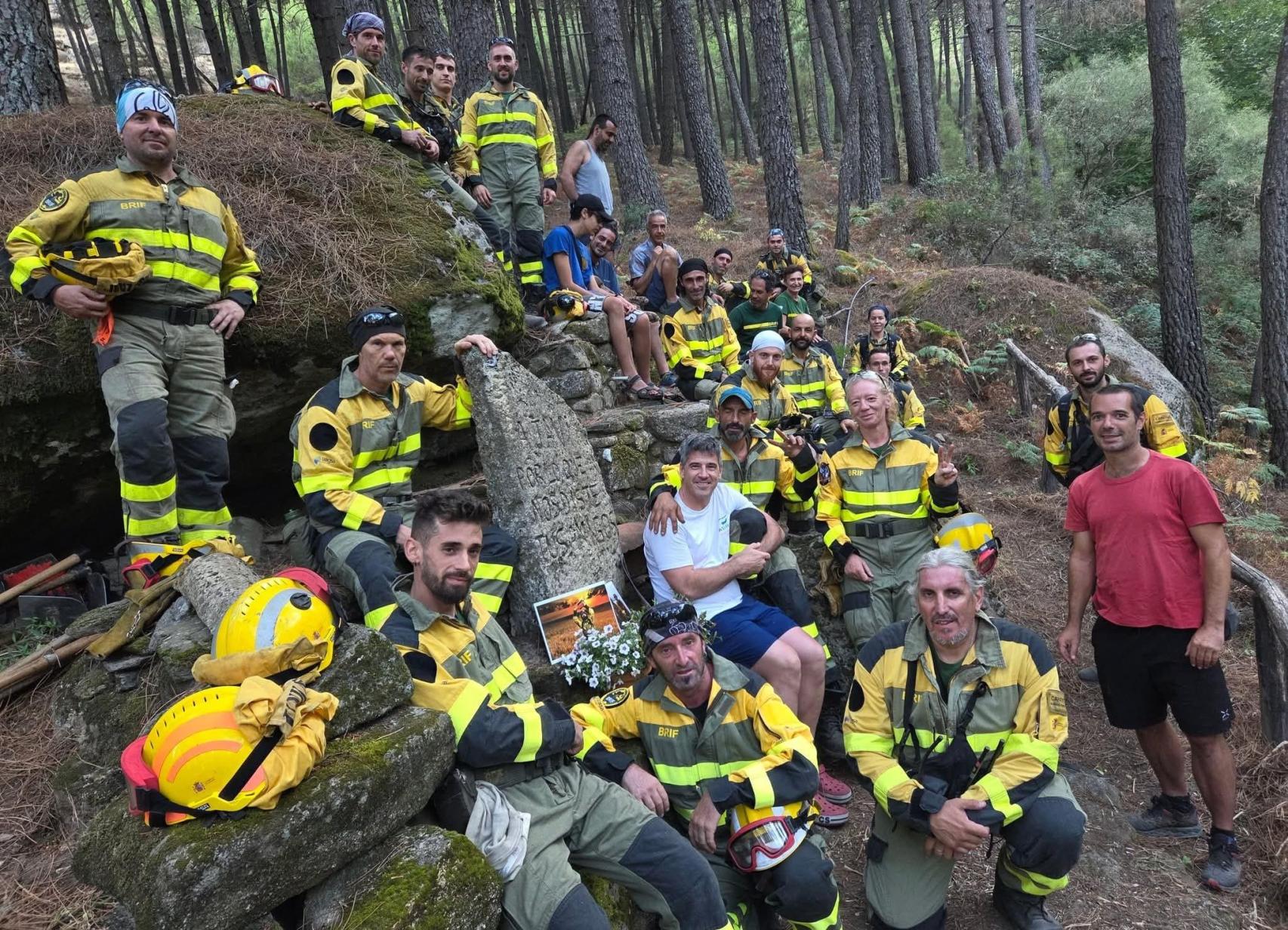 José Pedro Hernández, entre el equipo de bomberos forestales compañeros del fallecido Javier Tirado, vuelven al lugar donde su amigo perdió la vida en 2005.