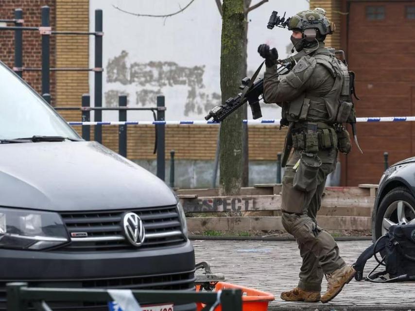 Un agente de policía merodea la estación de Clemenceau tras un ataque armado.