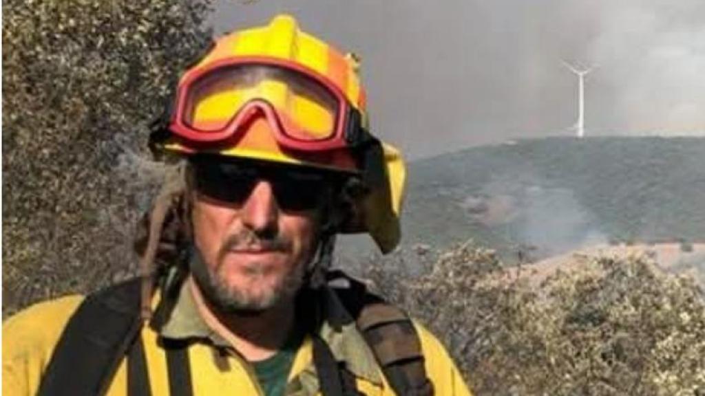 A la izquierda, el capataz de la BRIF de La Iglesuela, José Pedro Hernández; y a la derecha, el presidente del comité de empresa de los bomberos de Madrid, Jesús Molina.