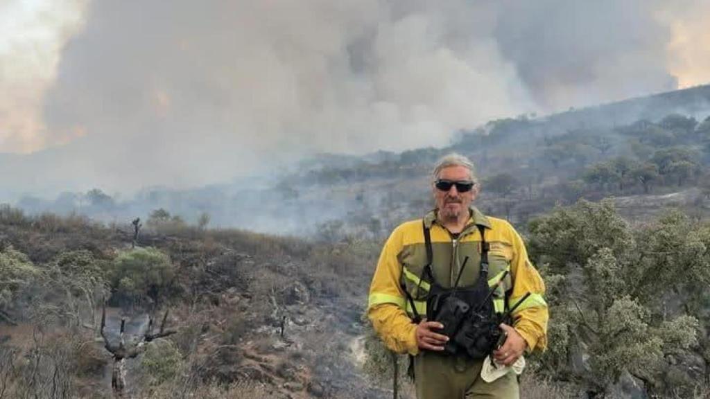 El bombero de la BRIF de La Iglesuela (Toledo), en 2022, en un incendio en Extremadura.