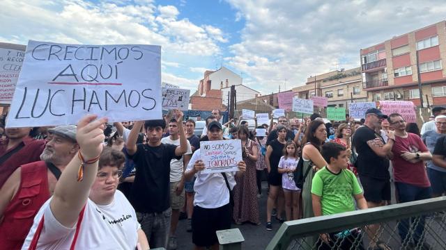 Algunos de los jóvenes que se han acercado a la concentración de este miércoles en Valdefierro.