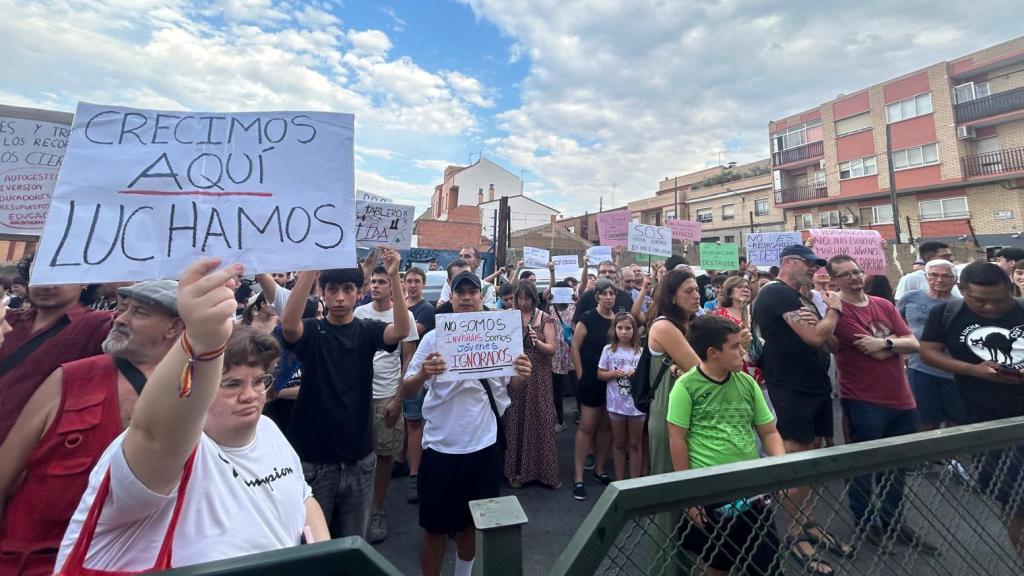 Algunos de los jóvenes que se han acercado a la concentración de este miércoles en Valdefierro.