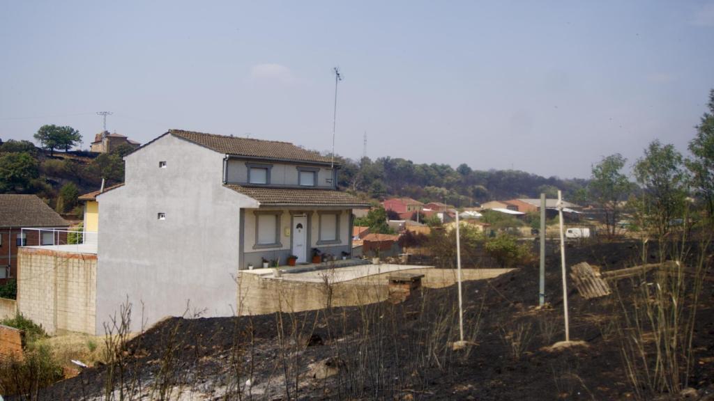 En Castrocalbón, a donde se prohíbe el acceso, el fuego cercó viviendas cuyos propietarios aún no saben si siguen en pie.