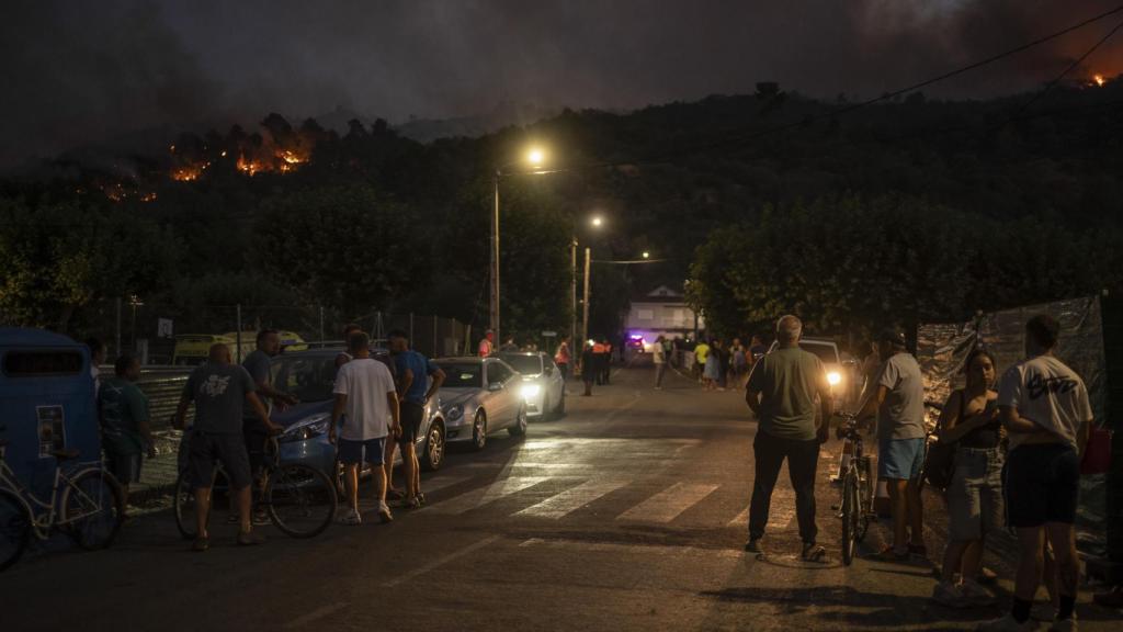 Vista del incendio forestal que permanece activo en Monterrei (Ourense).