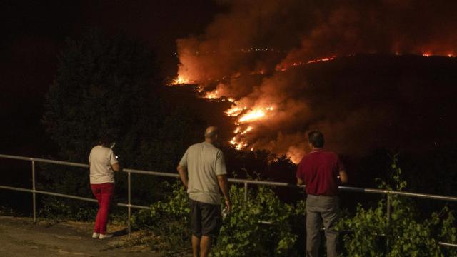 Vista de la aldea de As Chás, Oímbra (Ourense), durante el incendio forestal que permanece activo.