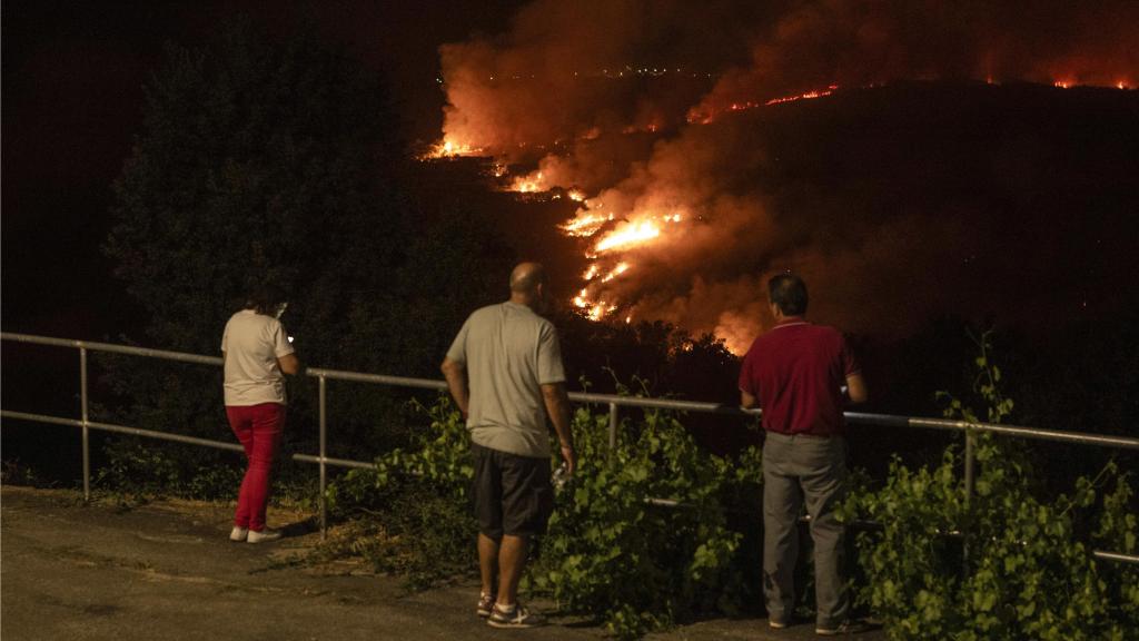 Vista de la aldea de As Chás, Oímbra (Ourense), durante el incendio forestal que permanece activo.