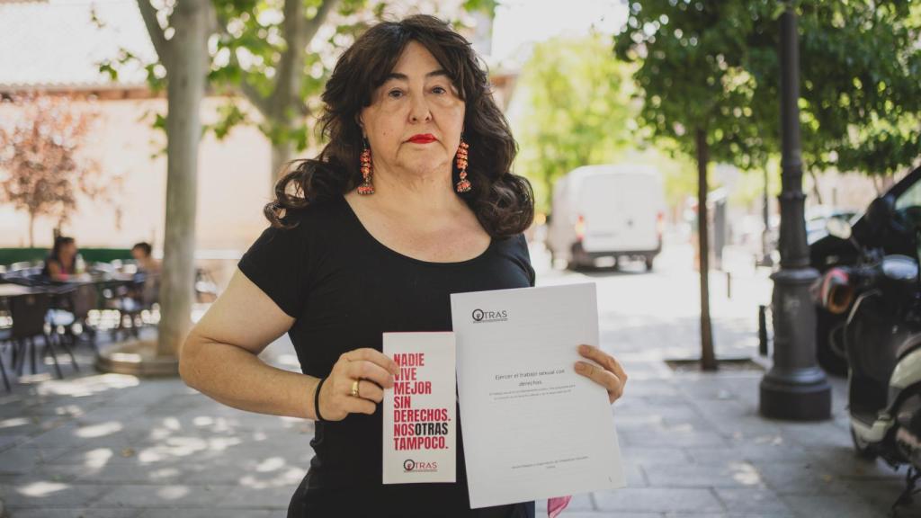 Mónica Martín muestra los manifiestos de su sindicato.