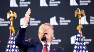 El presidente de Estados Unidos, Donald Trump, gesticula durante una visita al Kennedy Center en Washington.