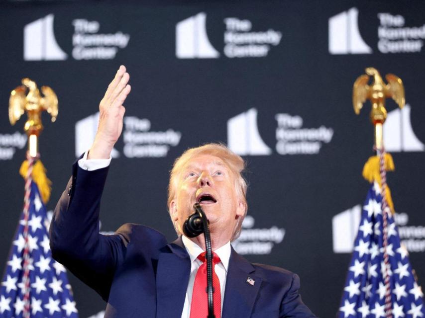 El presidente de Estados Unidos, Donald Trump, gesticula durante una visita al Kennedy Center en Washington.