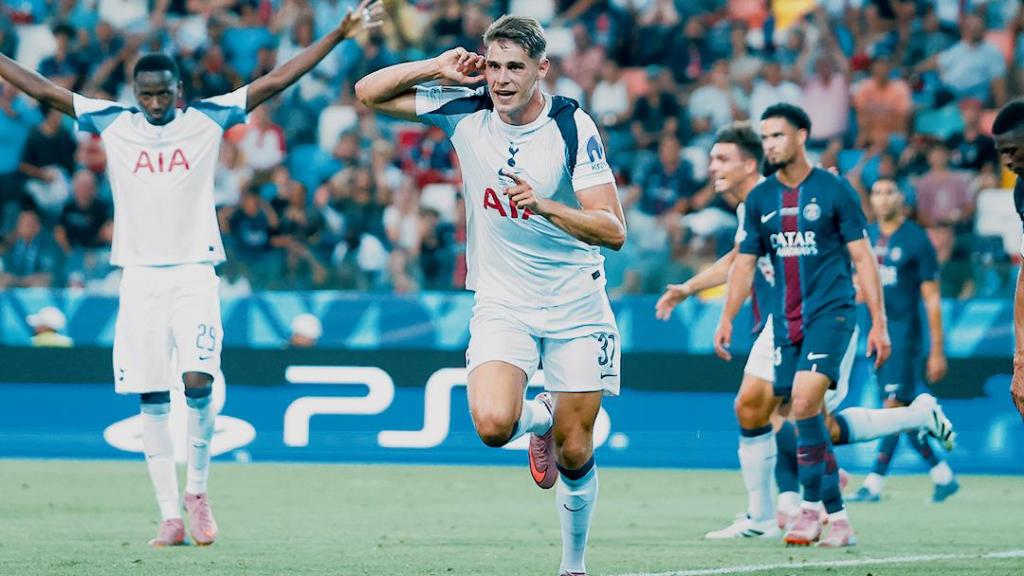 Los jugadores del Tottenham celebran el primer tanto del partido.