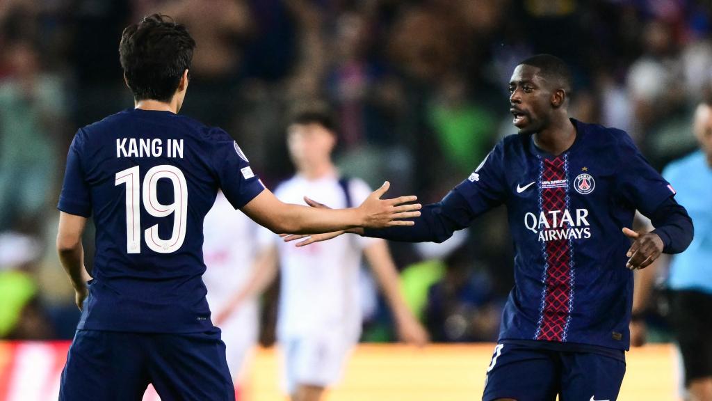 Dembelé felicita a Lee por su gol en la final de la Supercopa de Europa.