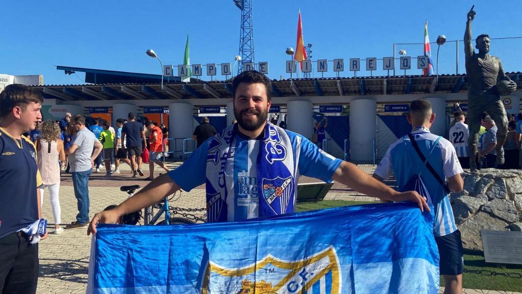Javier Garrido, en las puertas de Linarejos para el Linares vs. Málaga CF de Primera RFEF