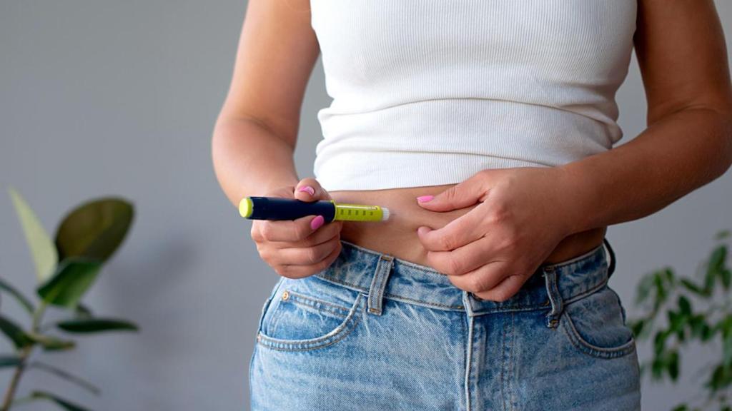 Imagen de archivo de una mujer pinchándose Ozempic.