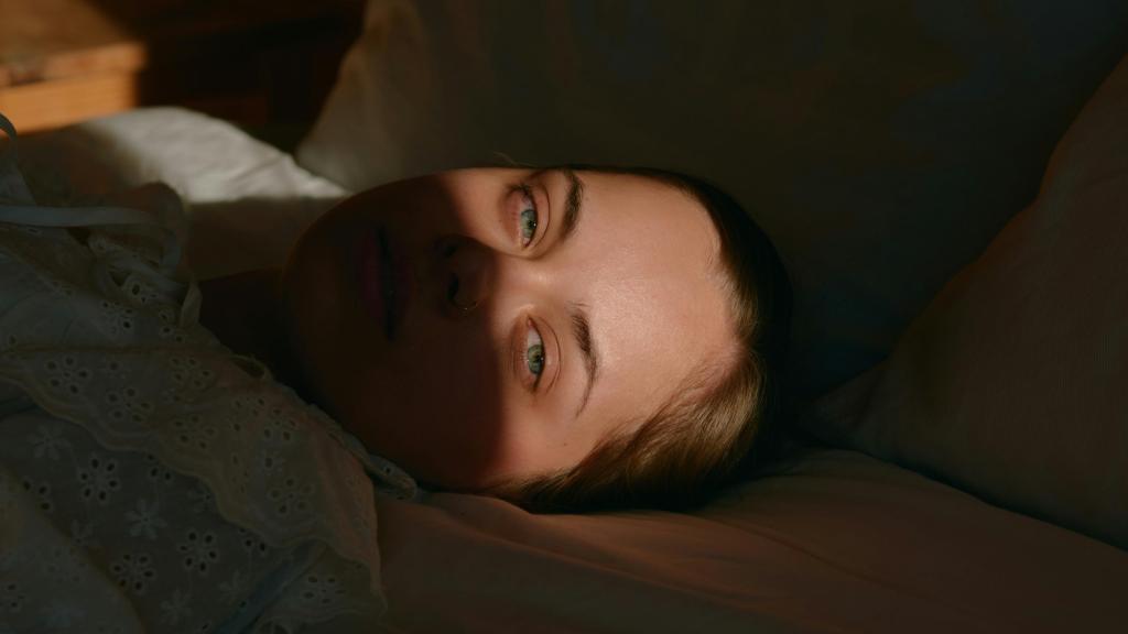 Una mujer desvelada durante la noche.