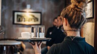 Joven camarera trabajando.