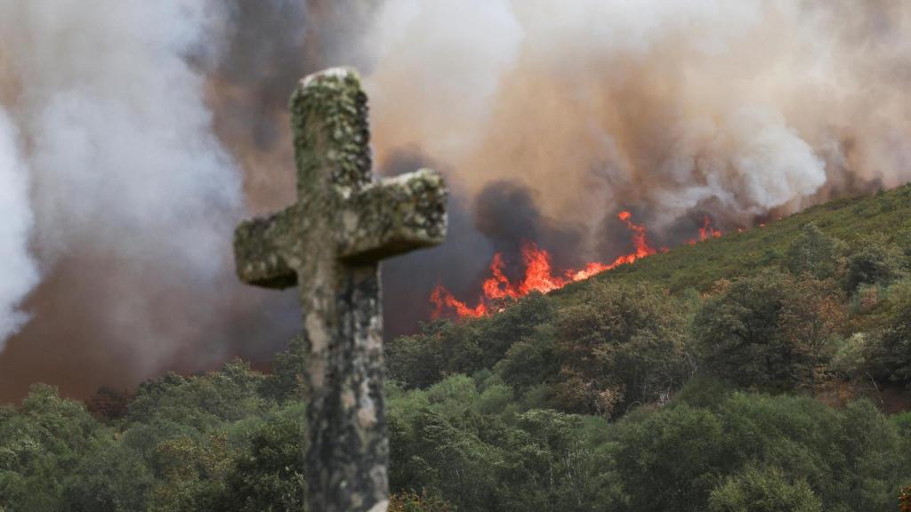 Un incendio forestal se aproxima a la aldea de Parafita, Galicia, España, el 12 de agosto de 2025.