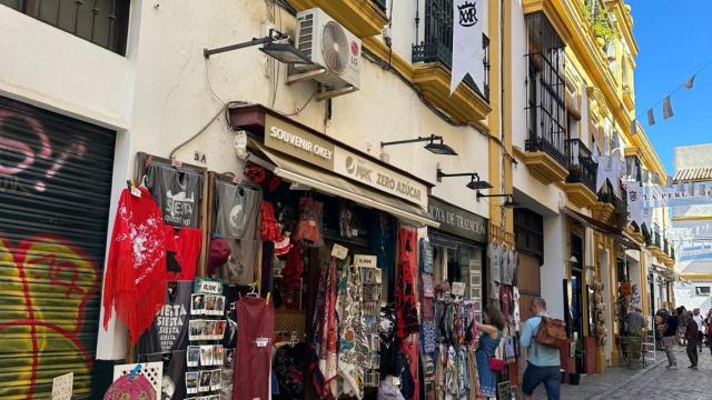 Vista del exterior de uno de los establecimientos del barrio de Santa Cruz.