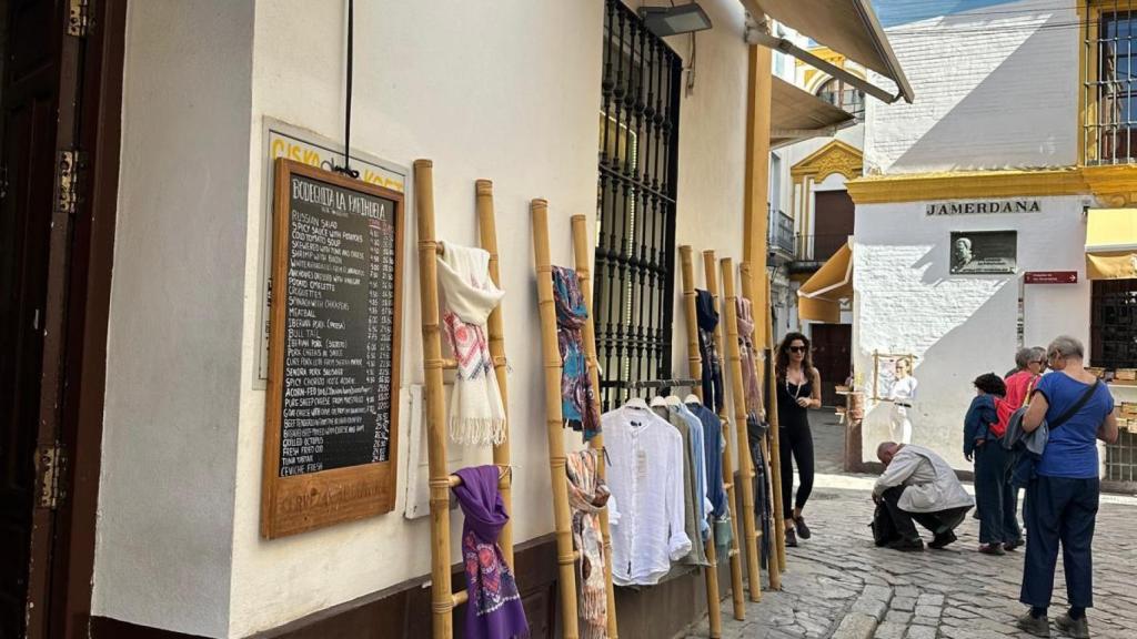 Exterior de un comercio en el barrio de Santa Cruz.