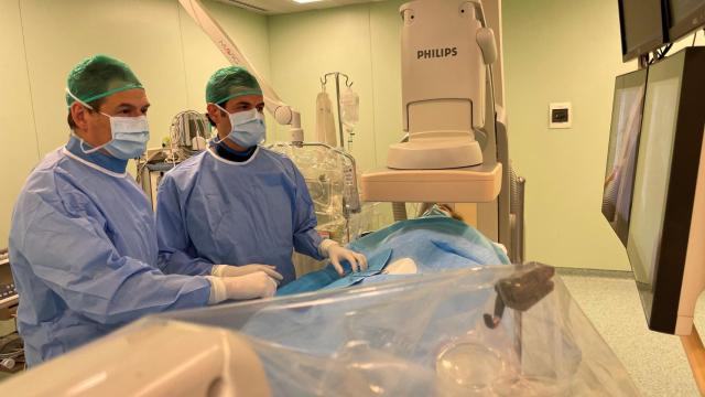 Los doctores Mariano y Rafael García de la Borbolla durante la intervención.