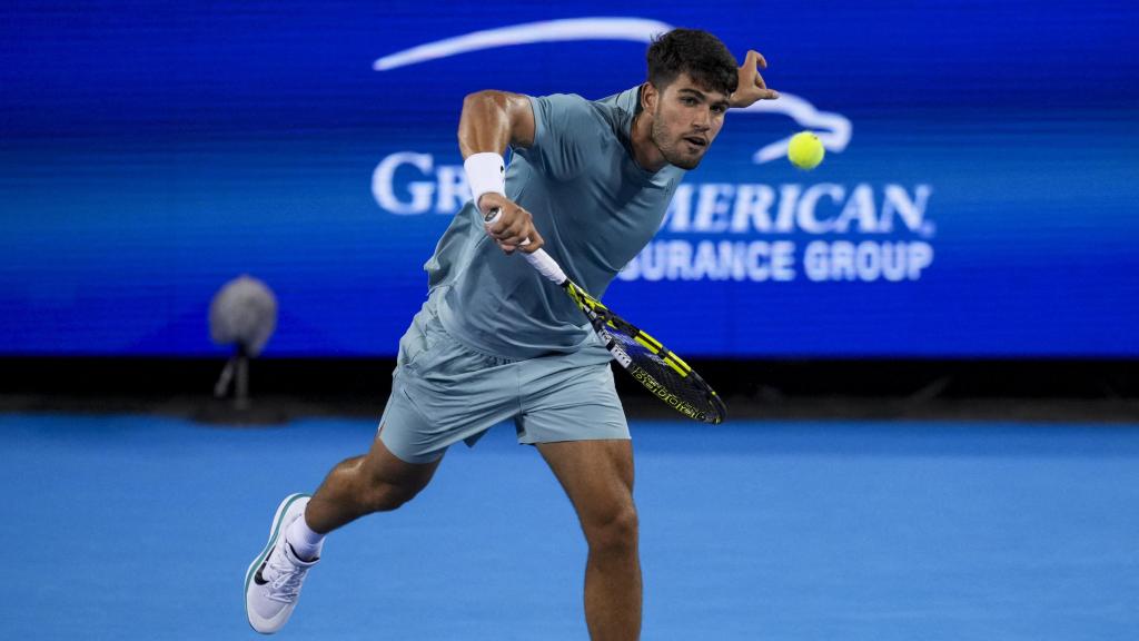 Alcaraz hace una dejada durante el partido con Nardi.