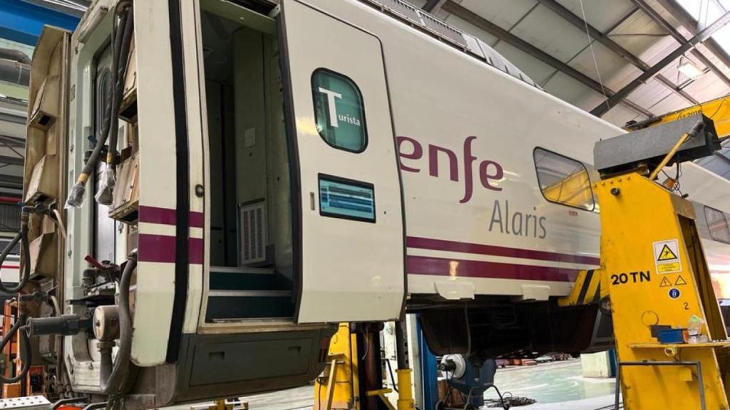 Imagen de un tren en el taller de Los Prados, en Málaga.