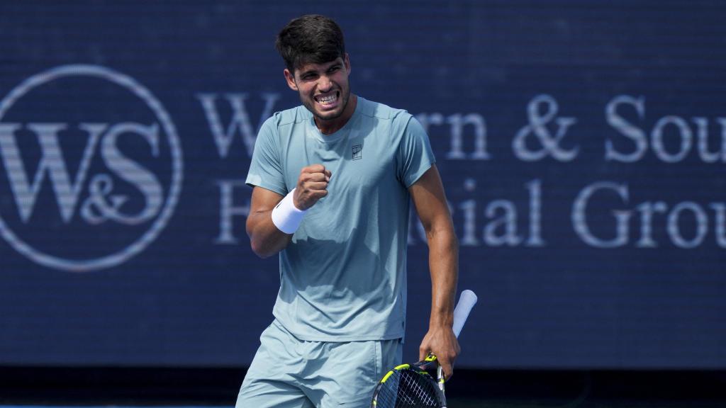 Carlos Alcaraz celebra un punto en la victoria ante Medjedovic.