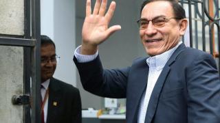 El expresidente de Perú Martín Vizcarra saluda durante el ingreso a un juzgado este miércoles, en Lima.