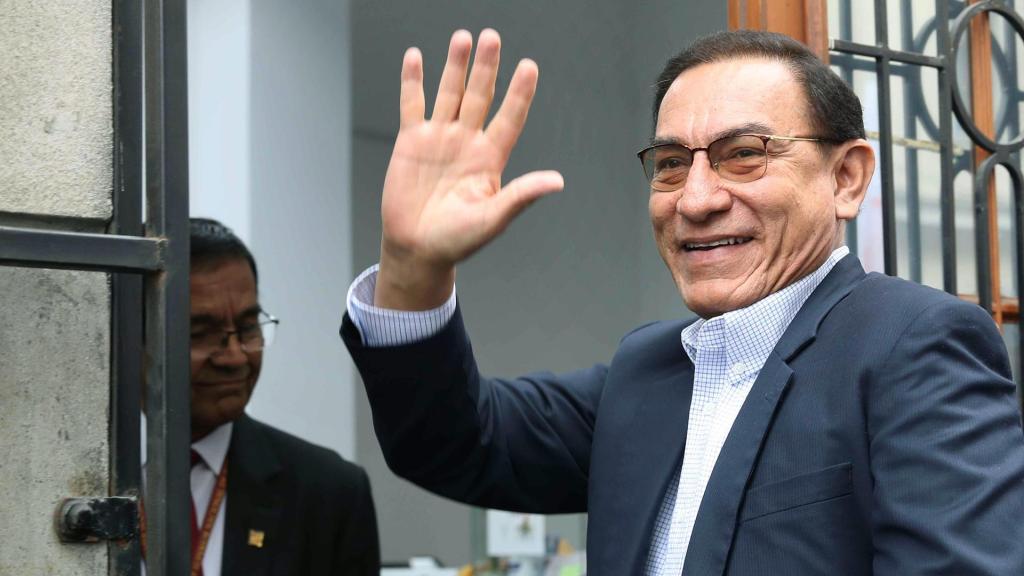 El expresidente de Perú Martín Vizcarra saluda durante el ingreso a un juzgado este miércoles, en Lima.