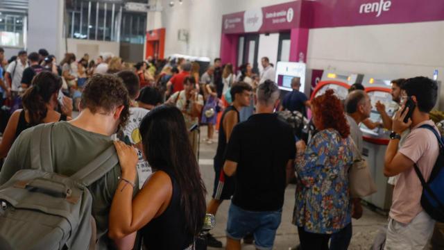 Viajeros esperan en la estación de Chamartín en Madrid tras ser suspendido el servicio de AVE con Galicia.