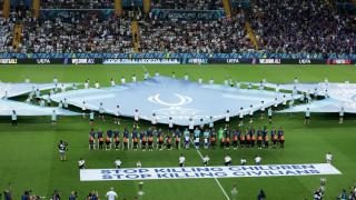 Pancarta desplegada por UEFA antes del inicio del partido de la Supercopa de Europa.
