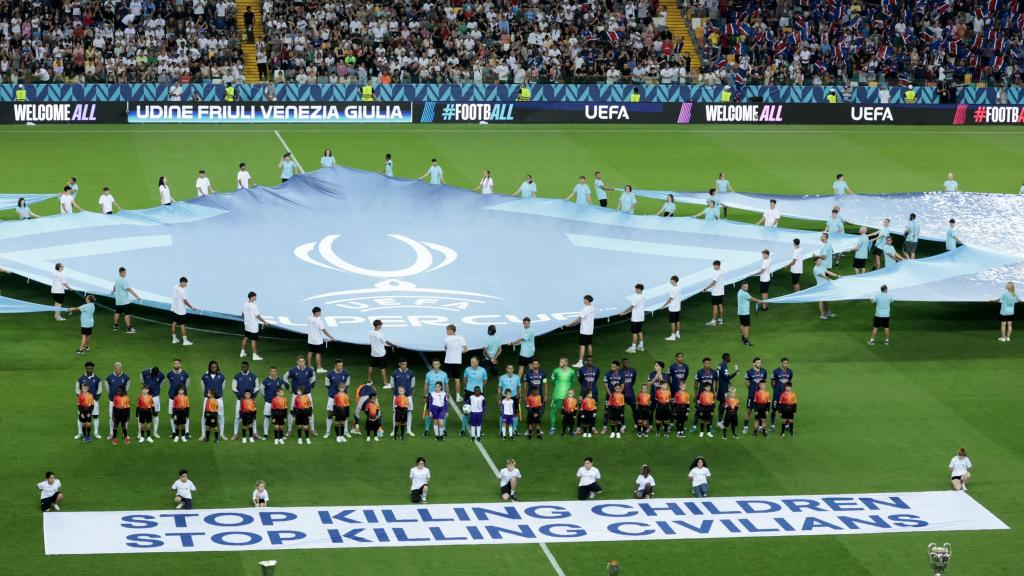Pancarta desplegada por UEFA antes del inicio del partido de la Supercopa de Europa.