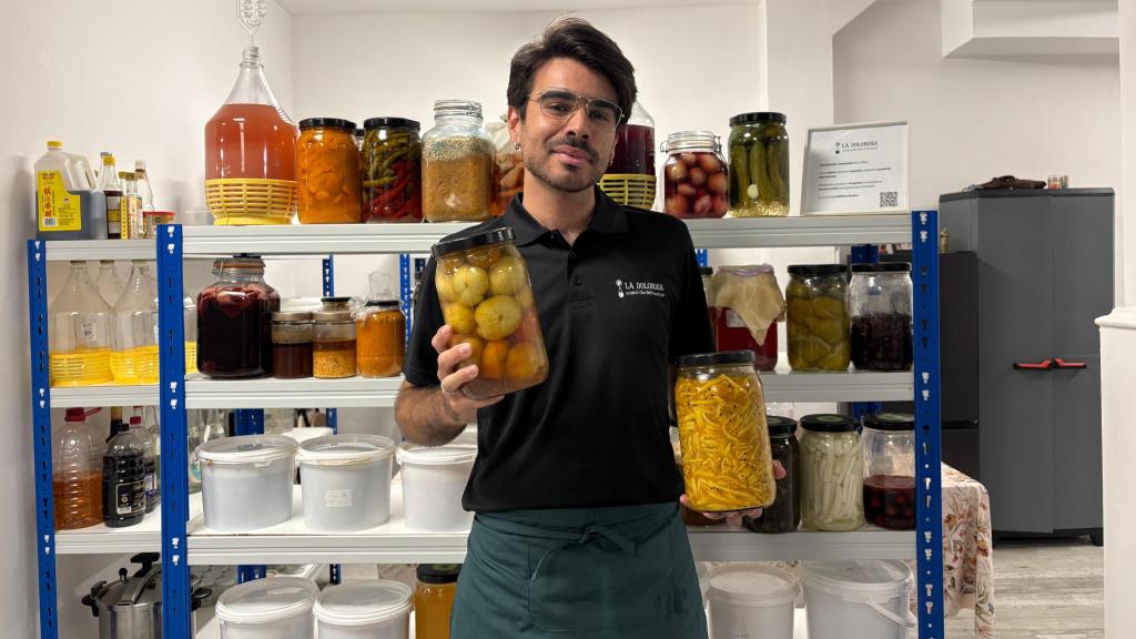 Pablo Ruiz muestra tarros de su casa de fermentos.