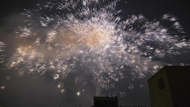 Fuegos artificiales durante la Nit de l'Albà, el espectáculo pirotécnico que llena de sonido, luz y color el cielo de la ciudad de Elche en honor a su patrona, la Virgen de la Asunción.