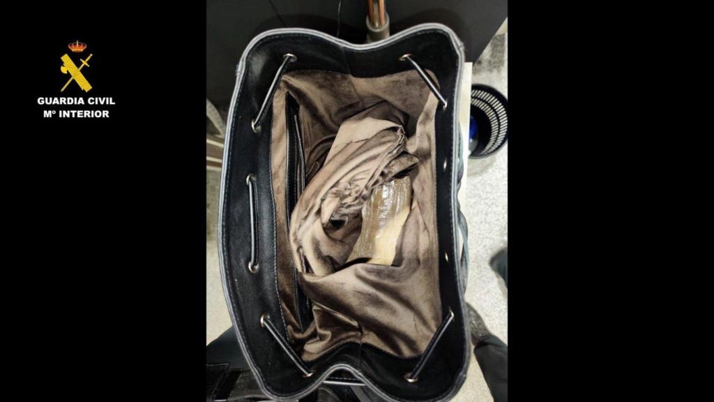 Imagen de la droga ocultada en una mochila