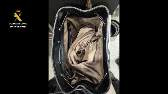 Imagen de la droga ocultada en una mochila