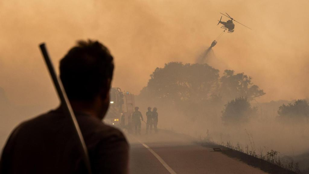 Voluntarios y bomberos en uno de los incendios